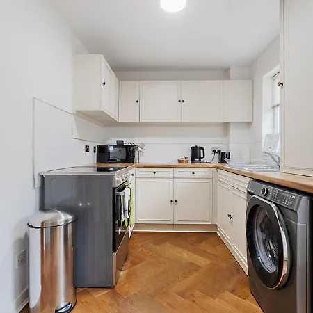 Beautiful Renovated In With Free Parking Pass The Keys Feriehus York