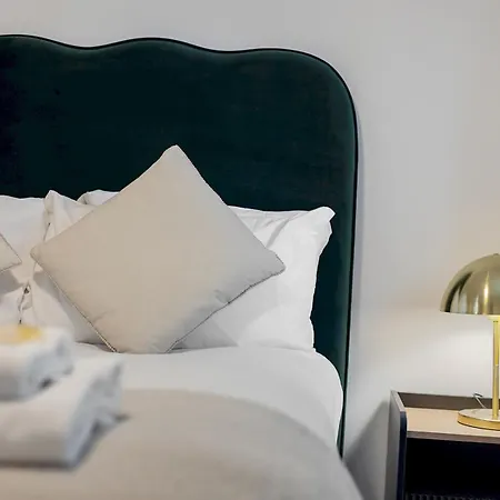 Beautiful Renovated In With Free Parking Pass The Keys Feriehus York