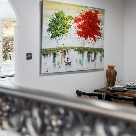 Beautiful Renovated In With Free Parking Pass The Keys Feriehus *