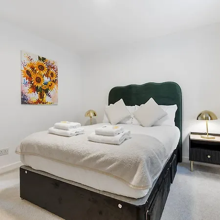 Beautiful Renovated In With Free Parking Pass The Keys Feriehus York