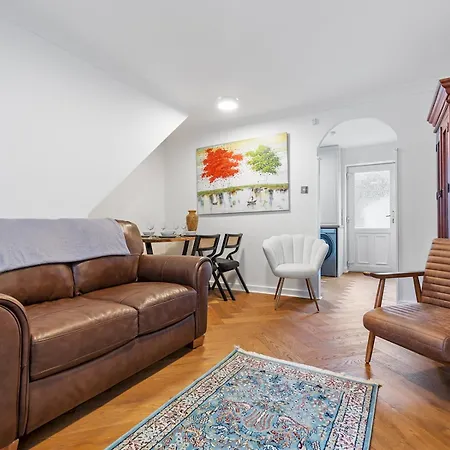 Beautiful Renovated In With Free Parking Pass The Keys Semesterbostad York