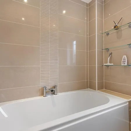 Beautiful Renovated In With Free Parking Pass The Keys