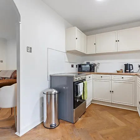 Beautiful Renovated In With Free Parking Pass The Keys York