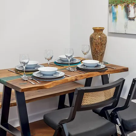 Beautiful Renovated In With Free Parking Pass The Keys * York