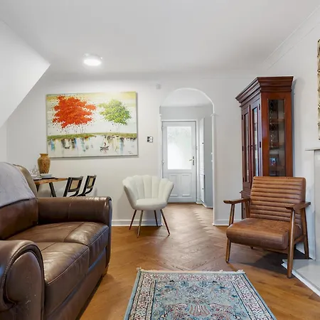 Beautiful Renovated In With Free Parking Pass The Keys York